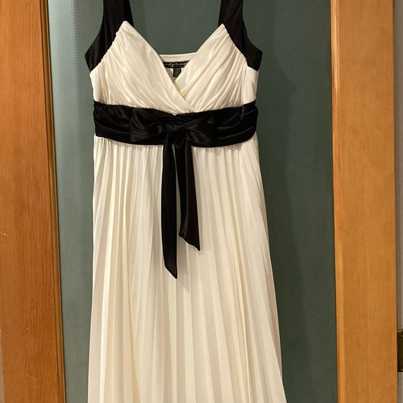 Cream and black silky dress - Picture 10 of 11